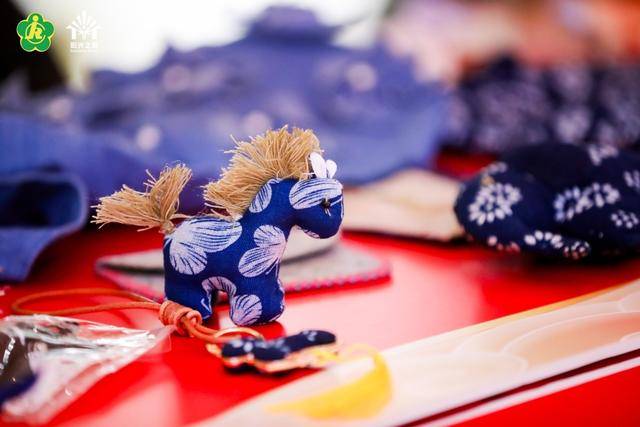 新春来临“阳光之家”公益集市给徐汇西岸带来一片阳光