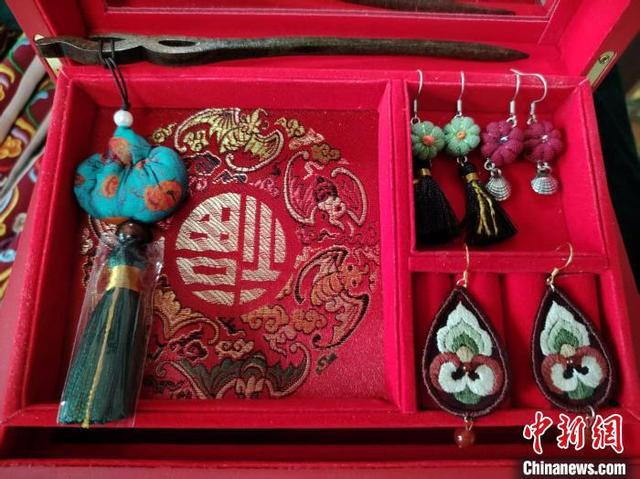 深闺手作变身时髦单品“闯世界”CQ9电子游戏平台黄土塬绣娘(图2)
